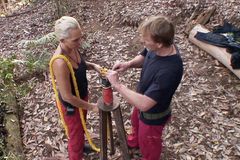 Natascha und Ansgar müssen zur Dschungel-Schatzsuche. Natascha und Ansgar müssen zur Dschungel-Schatzsuche.