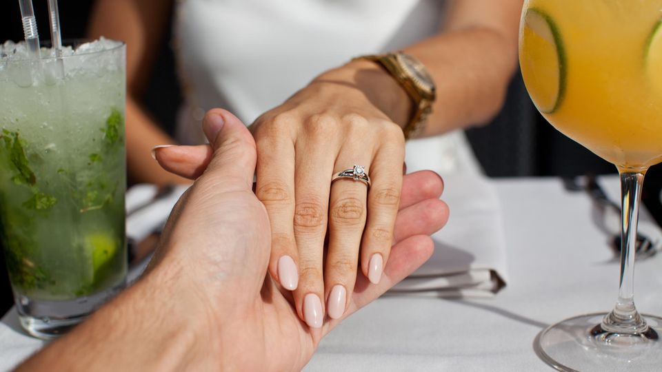 Darum tragen Frauen falsche Verlobungsringe Falscher Ring: Frau mit Verlobungsring