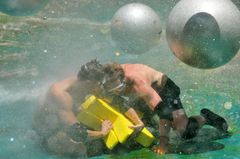 Ansgar und David versuchen ihre Sterne zu halten. Ansgar und David versuchen ihre Sterne zu halten.