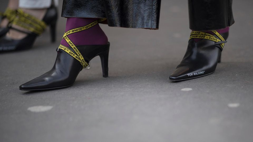 Trends 2018: Logo-Schuhe bei der Paris Fashion Week