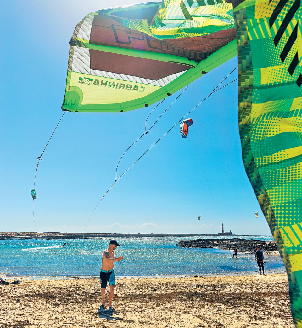 Fuerteventura: Kite-Surfer am Strand