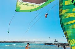 Fuerteventura Kite-Surfen Fuerteventura: Kite-Surfer am Strand