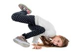 Mädchen in Turnschuhen macht Breakdance