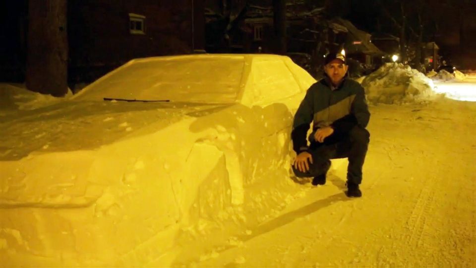 Schnee-Auto: Origineller Streich foppt Polizei Schnee-Auto: Polizist macht Selfie mit Skulptur