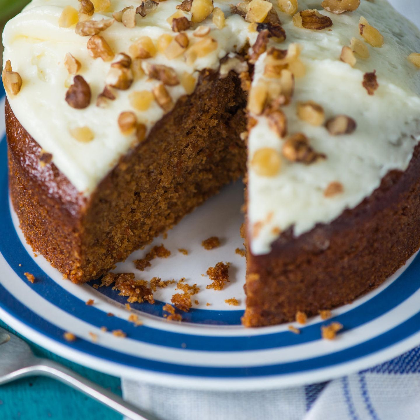 Möhrenkuchen mit Walnüssen und Frischkäse