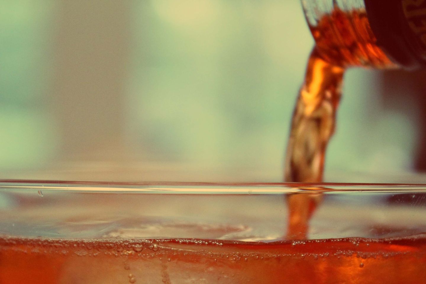 5 Dinge, die man mit Kräuterschnaps tun kann – außer ihn zu trinken