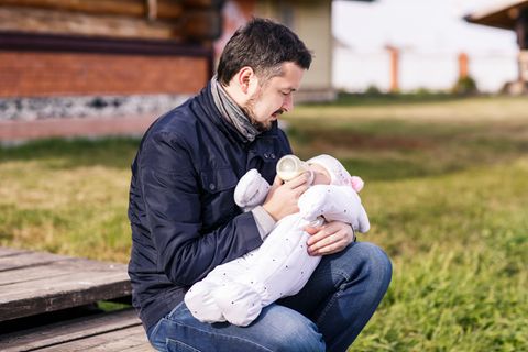 Papa auf Probe – Vier Tage mit einem Babyroboter