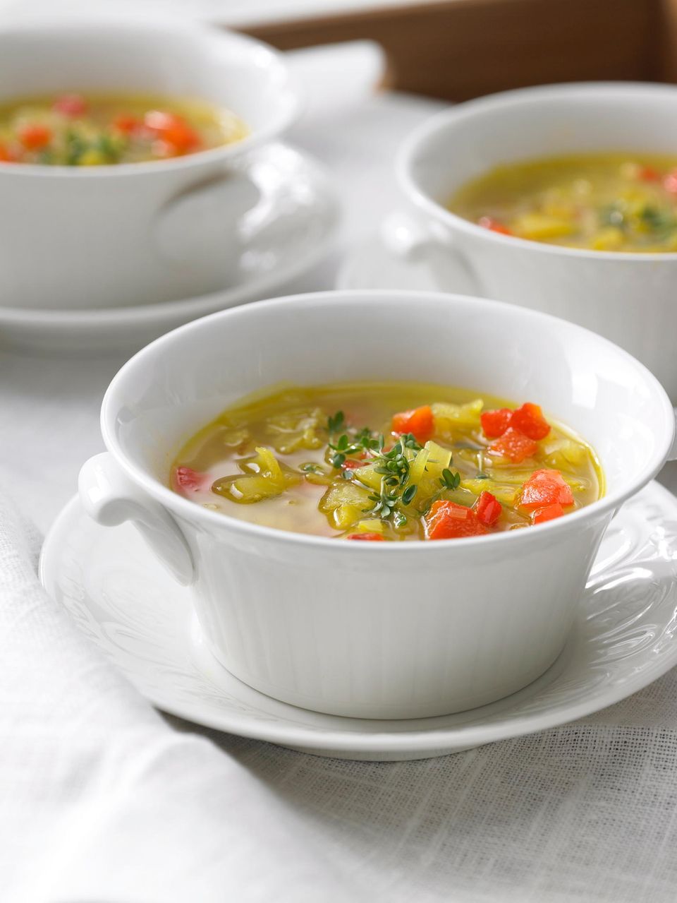 Kohlsuppe: Unser bestes Rezept Kohlsuppe: Suppe in weißer Suppenschüssel