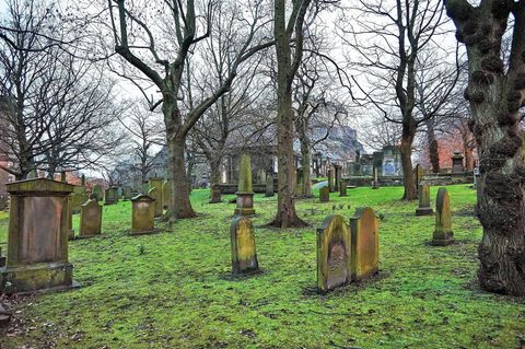 Echter Grabstein in Gruselkabinett entdeckt: Friedhof mit Grabsteinen