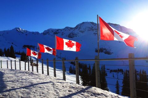 Nationalhymne geändert: Kanadische Flaggen auf einem Berg