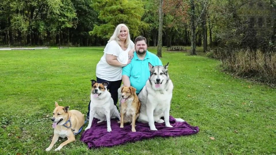 Dickes Brautpaar wird ungefragt verdünnt Dickes Brautpaar: Katie und ihr Verlobter posieren mit ihren Hunden