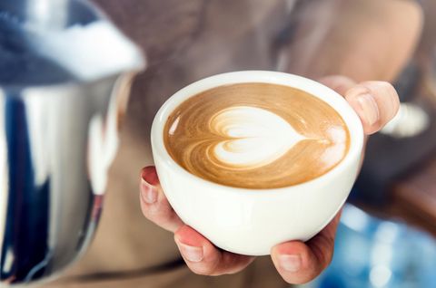 Kaffee-Alternativen: Barista hält Tasse mit Latte Art-Muster