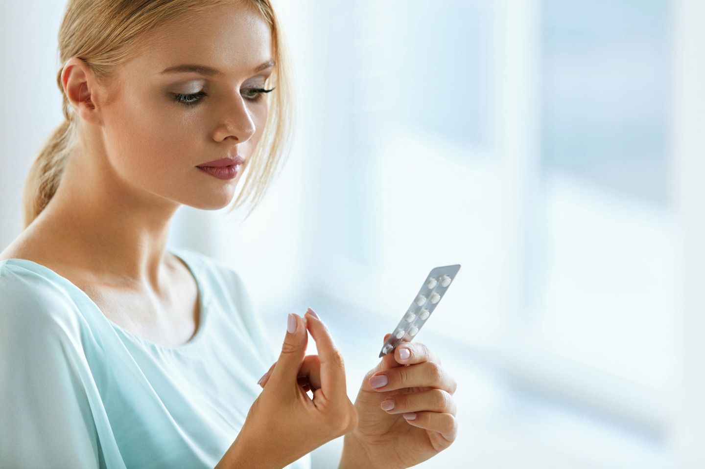 Medikamente: Frau nimmt Tablette