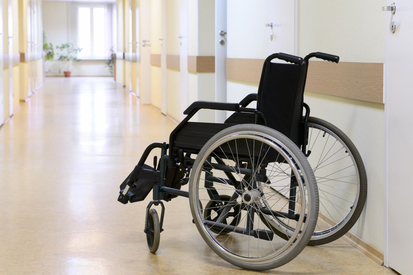 Pflegenotstand: Rollstuhl in einem Altenheim
