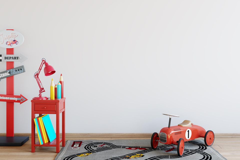 Kinderzimmer mit Straßenteppich und rotem Auto