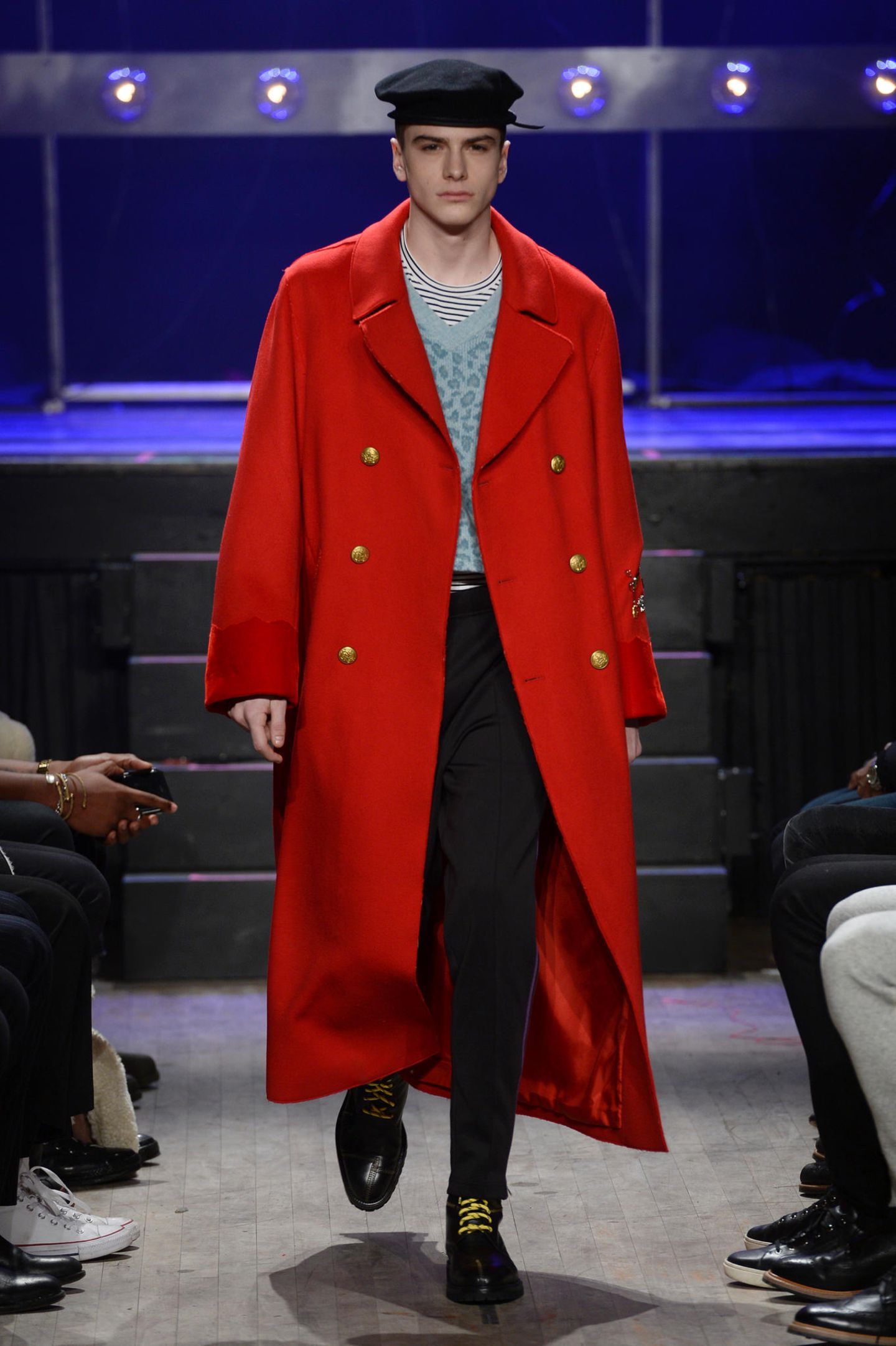 Roter Cabanmantel bei Ovadia & Sons