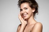 Frau pflegt ihr Gesicht mit einem Serum