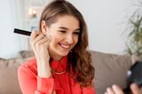 Etwas Frische fürs Gesicht gefällig? Das klappt mit etwas Rouge. Ein paar Pinselstriche über die Wangenknochen - fertig!