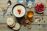 ... ist das A und O. Haut, Haare und Nägel werden es euch danken, mit allen Nährstoffen versorgt zu werden. Unser Tipp: Macht euch morgens einen Haferbrei, bestehend aus Haferflocken und Milch. Verfeinert diesen mit etwas Zimt und Honig und toppt den Brei mit frischen Früchten. So gelingt ein guter Start in den Tag!