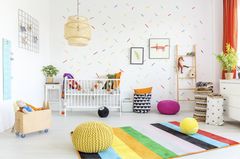 Kinderzimmer mit Sticker-Tapete und viel Deko Kinderzimmer mit Sticker-Tapete und viel Deko