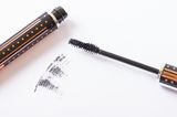 Auch die Wimperntusche kann schnell mal bröckelig werden. Hier schafft ein ähnliches Modell Abhilfe. Dieses mal kommt etwas Make Up-Entferner zum Einsatz, von dem wenige Tropfen in die Tube getropft werden. Schütteln, fertig!
