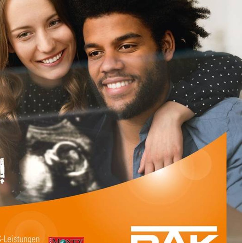 Facebook: Ein DAK-Plakt zeigt dunkelhäutigen Mann und weiße Frau mit Ultraschallbild