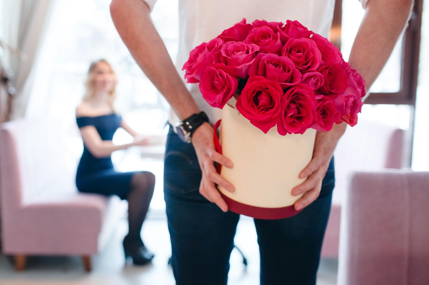 Valentins-Überraschung endet in Prügelei: Mann mit Blumen hinterm Rücken