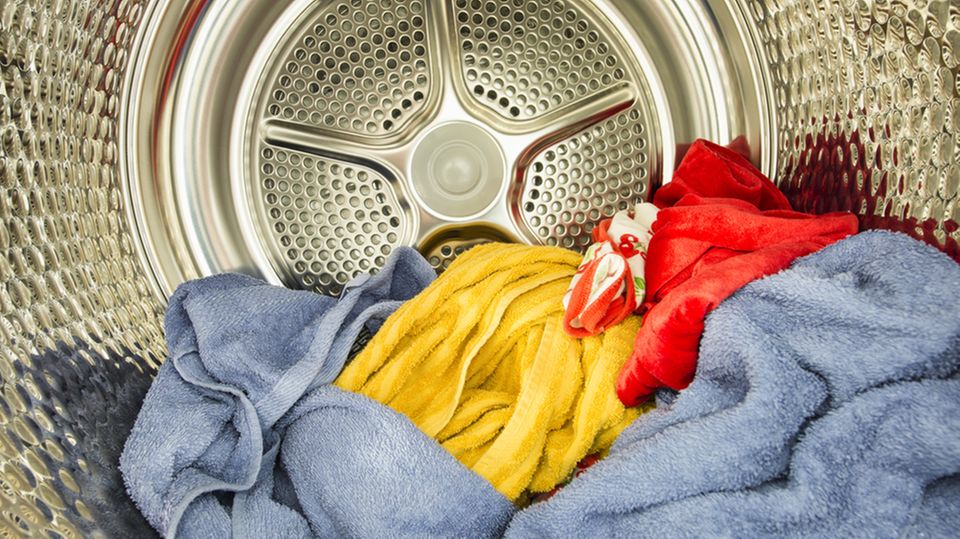 Flusensieb reinigen: Diesen Trockner-Fehler machen wir alle! Flusensieb reinigen: Handtuchstapel liegt im Wäschetrockner