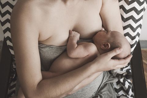 Medizin: Eine Frau hält ihr Baby an ihre Brust zum Stillen