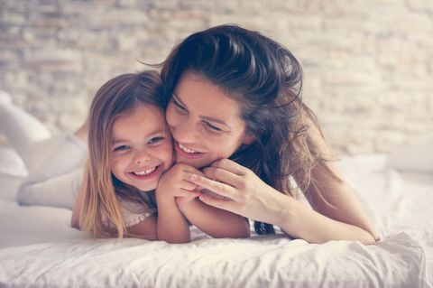 Mom-Beauty: Mama knuddeln ihre Tochter