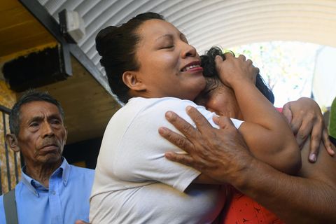 El Salvador: Teodora Vásquez fällt nach ihrer Freilassung ihrer Mutter in den Arm