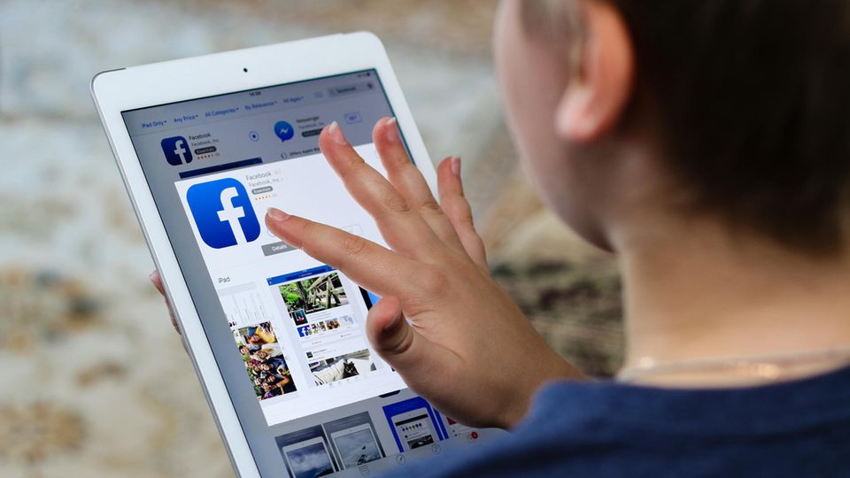 Facebook für Kinder: Kind mit Tablet
