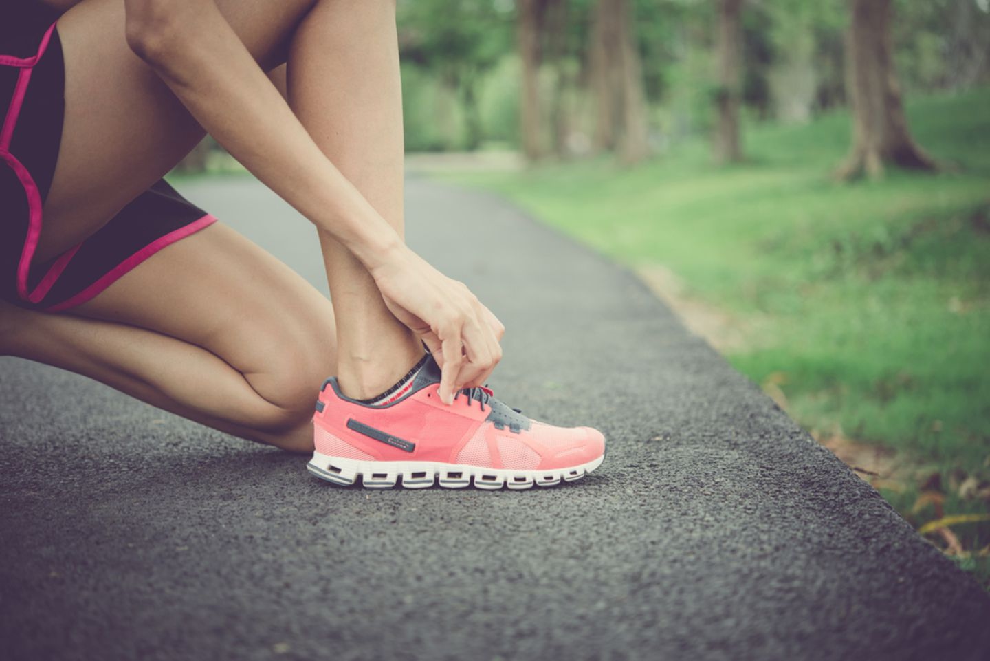 Bindegewebe stärken: Frau bindet ihre Laufschuhe