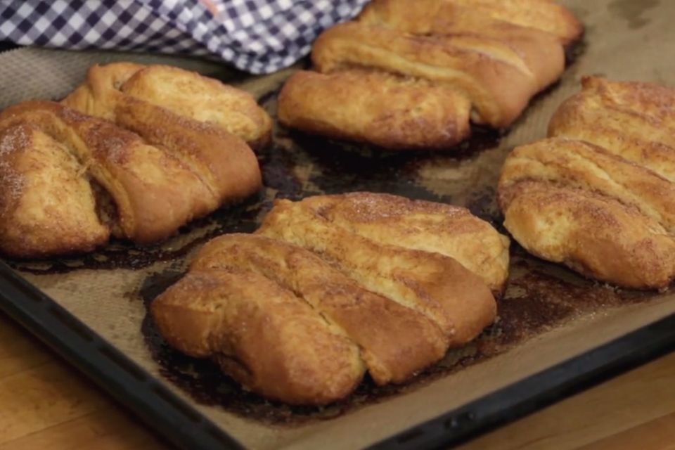 Franzbrötchen kommen auf einem Blech aus dem Ofen