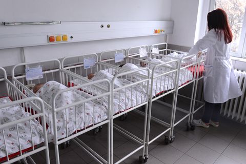 Japaner bekommt Sorgerecht für 13 Kinder: Kinderbetten in einem Krankenhaus (Symbolbild)