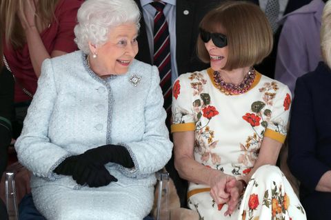 Queen auf der Fashion Week neben Anna Wintour