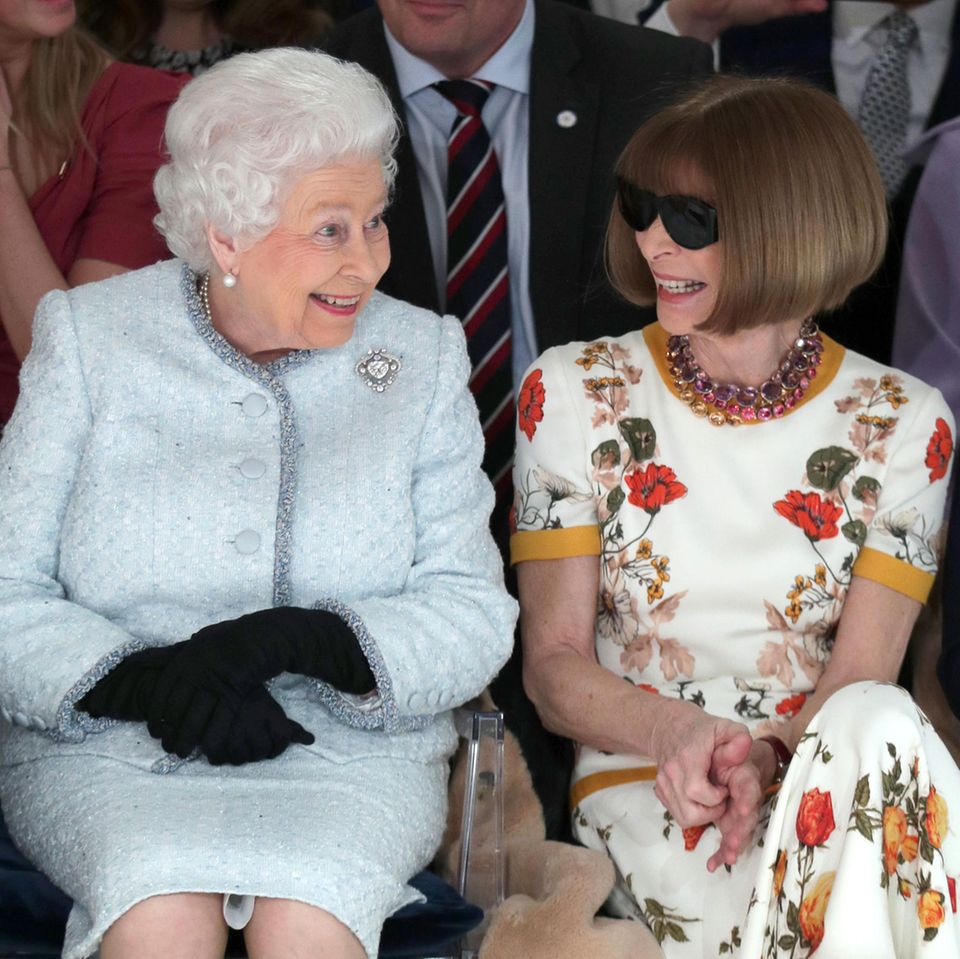 Queen auf der Fashion Week neben Anna Wintour