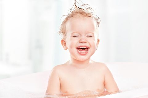 Kleinkind unglücklich in Badewanne