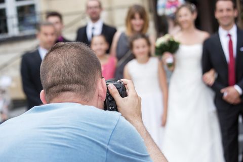 Hochzeitsfotograf mit Hochzeitsgesellschaft