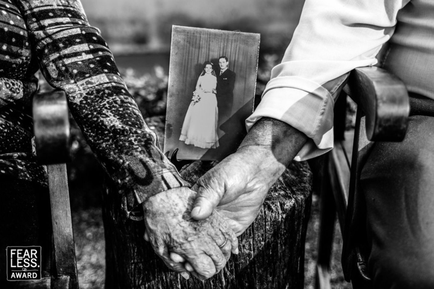 Hochzeitsfotos 2018: Altes Ehepaar hält Händchen