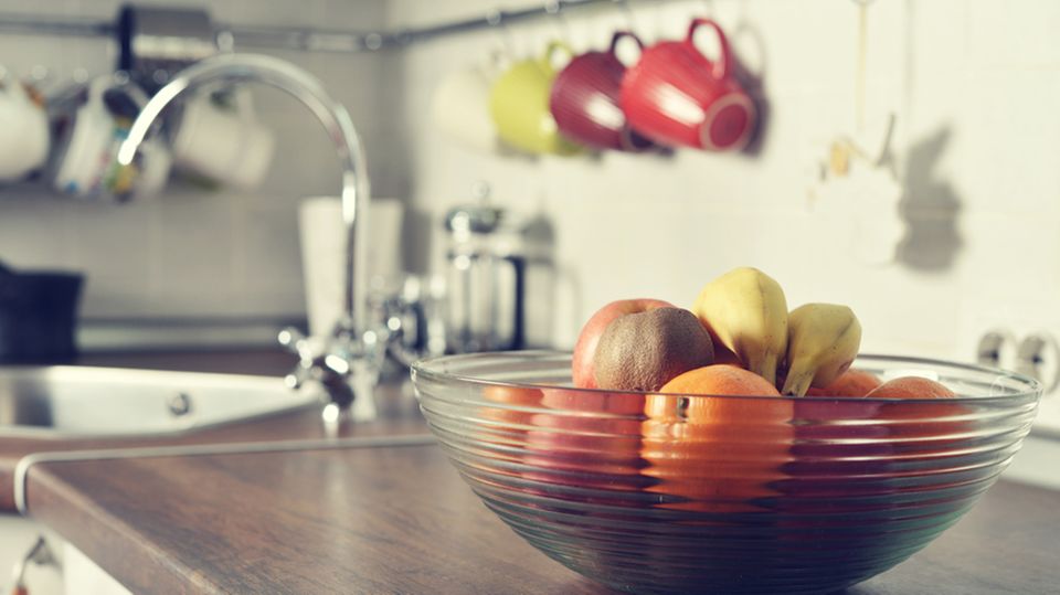 Fruchtfliegen loswerden: Die besten Tipps Fruchtfliegen loswerden: Obstschale in der Küche