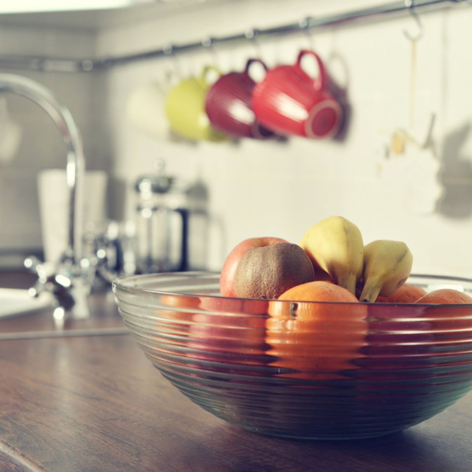 Fruchtfliegen loswerden: Obstschale in der Küche