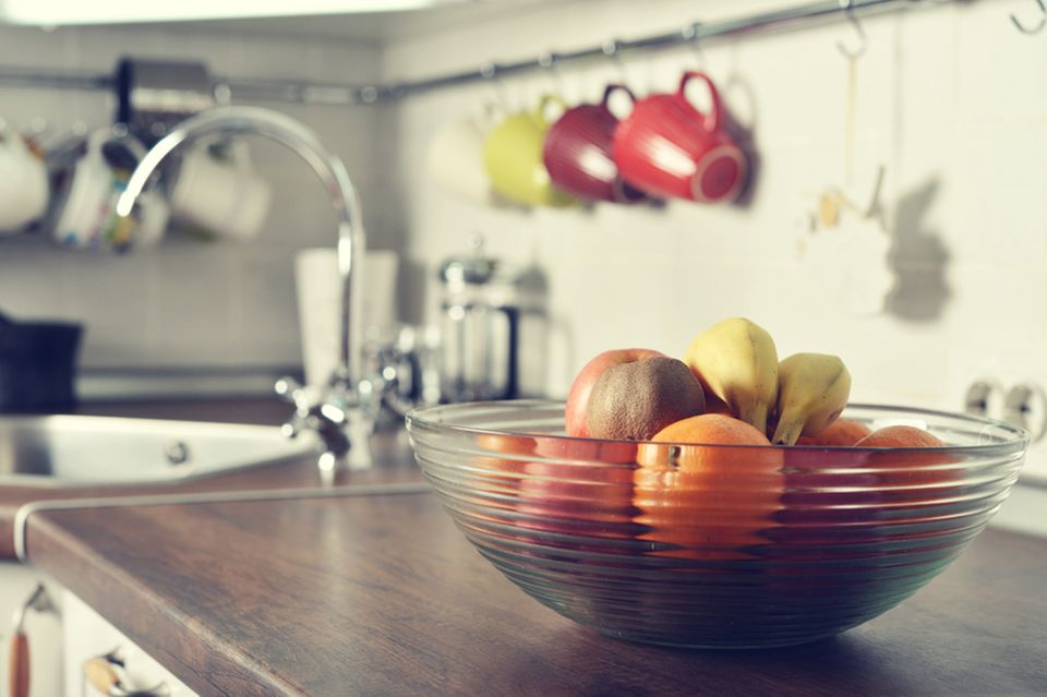 Fruchtfliegen loswerden: Obstschale in der Küche