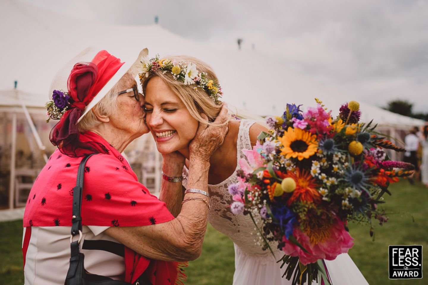 Hochzeitsfotos 2018: Oma küsst Braut