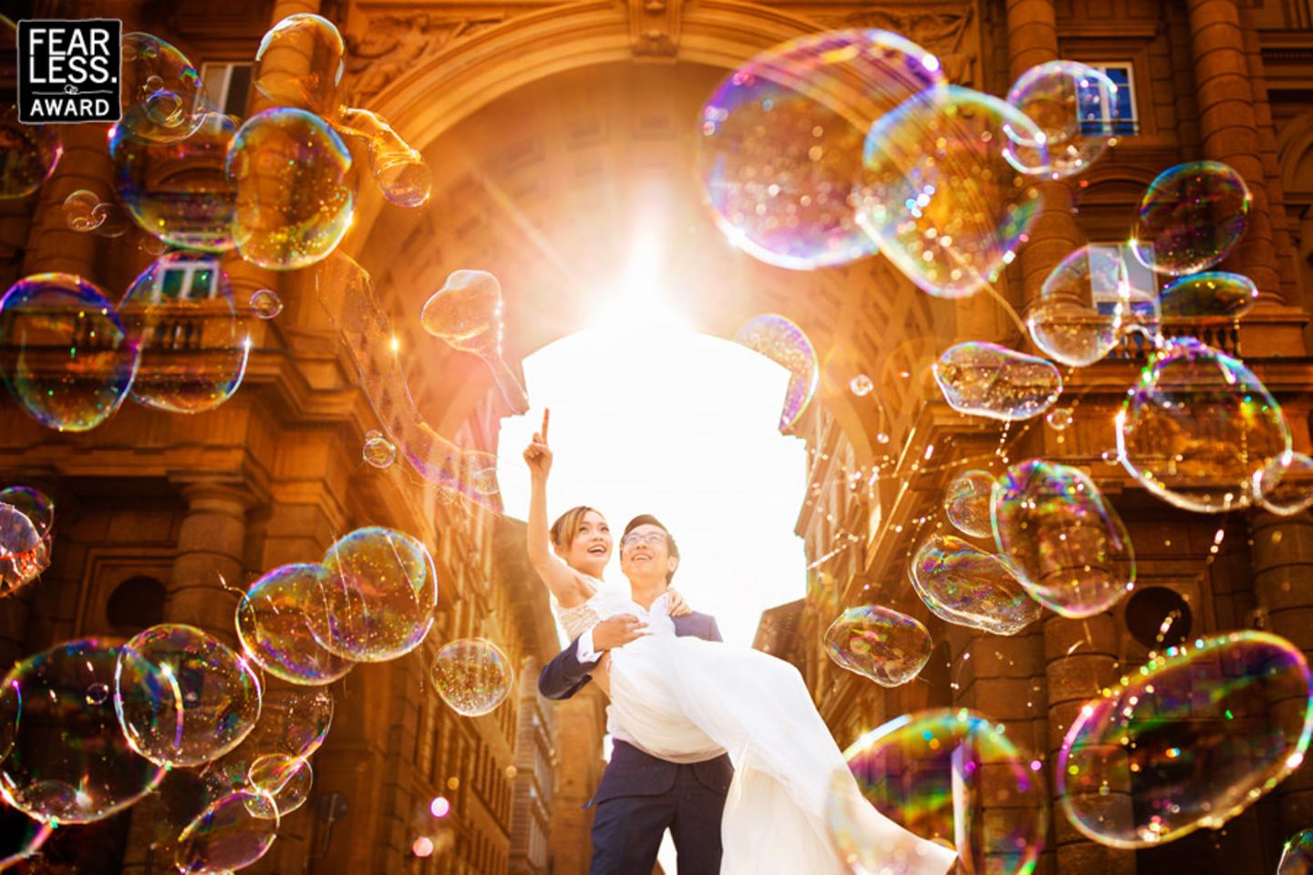 Hochzeitsfotos 2018: Brautpaar mit Seifenblasen