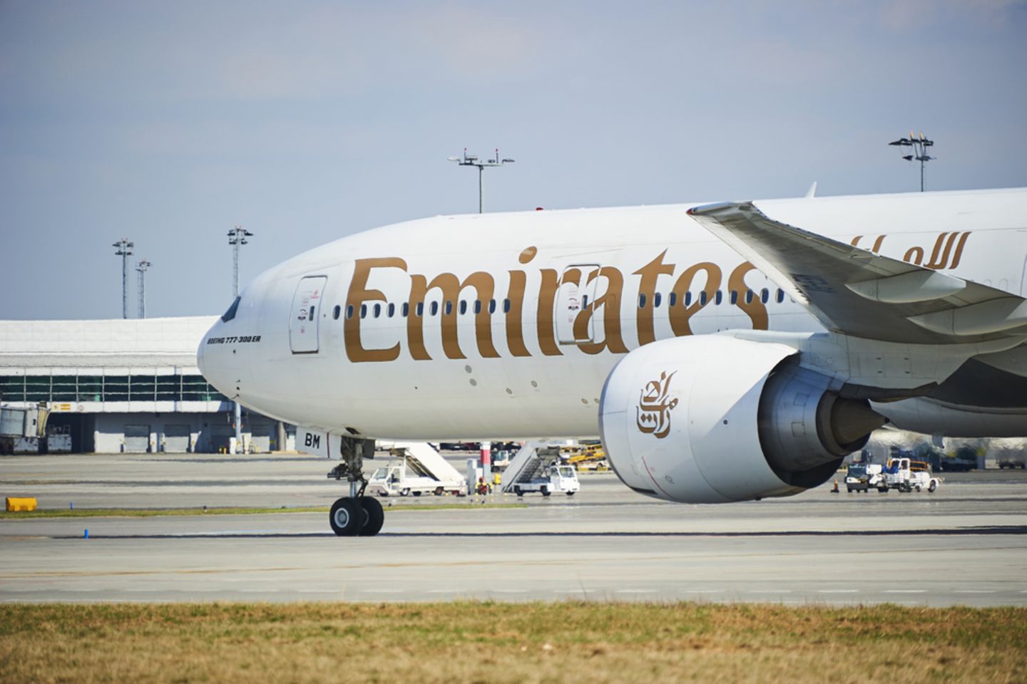 Flugzeug der Emirates Airlines auf dem Flugfeld