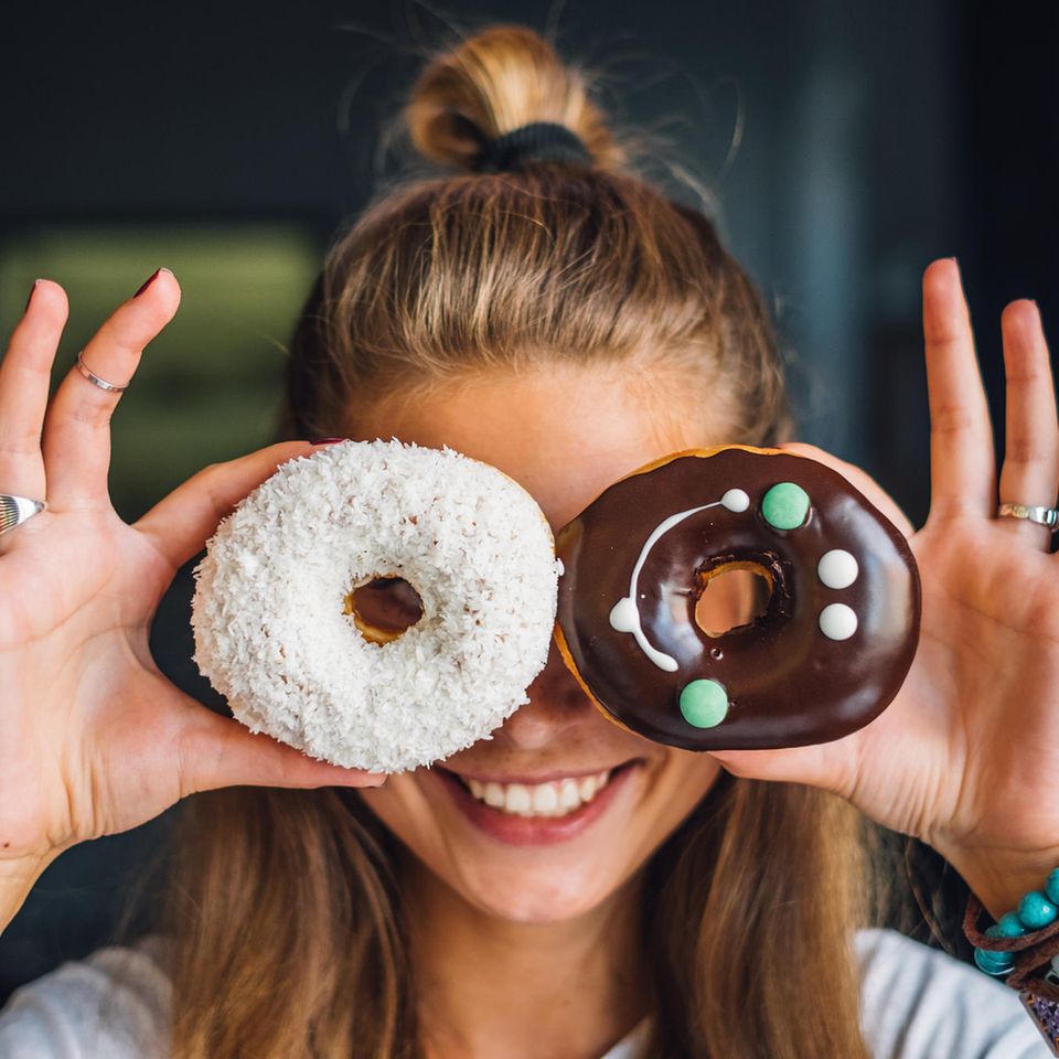 Low Fat 30: Frau hält sich Donuts vor die Augen