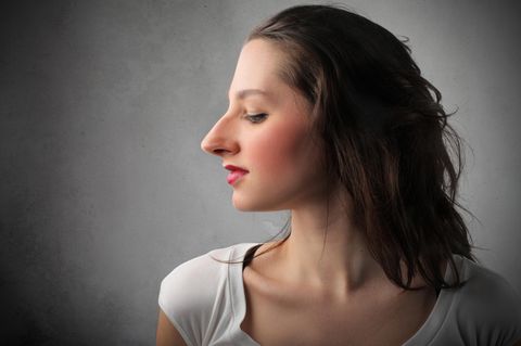 Body Positivity: Profilbild einer Frau mit großer Nase