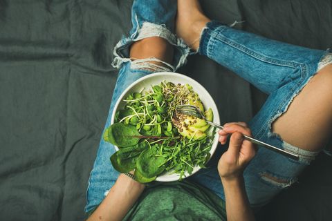 Rohkost-Diät: Frau hält eine Schüssel Salat im Schoß