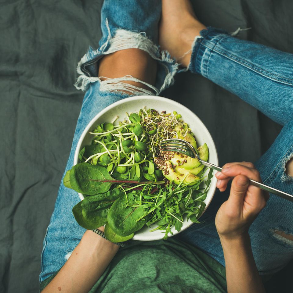 Rohkost-Diät: Frau hält eine Schüssel Salat im Schoß